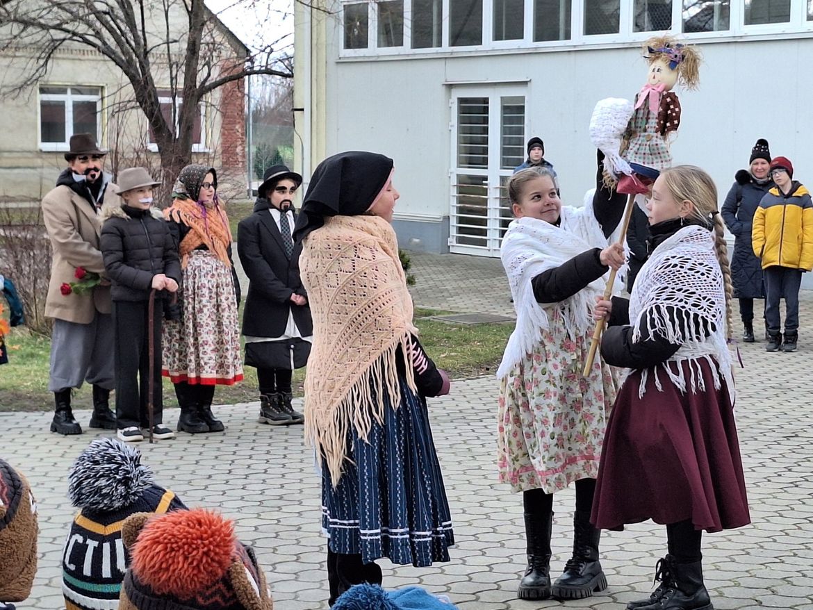 Kiszézés az iskola udvarán
