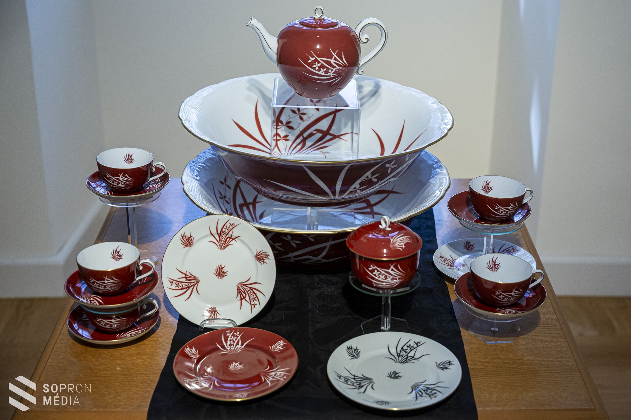 Porcelánkiállítás a fertődi Esterházy-kastélyban