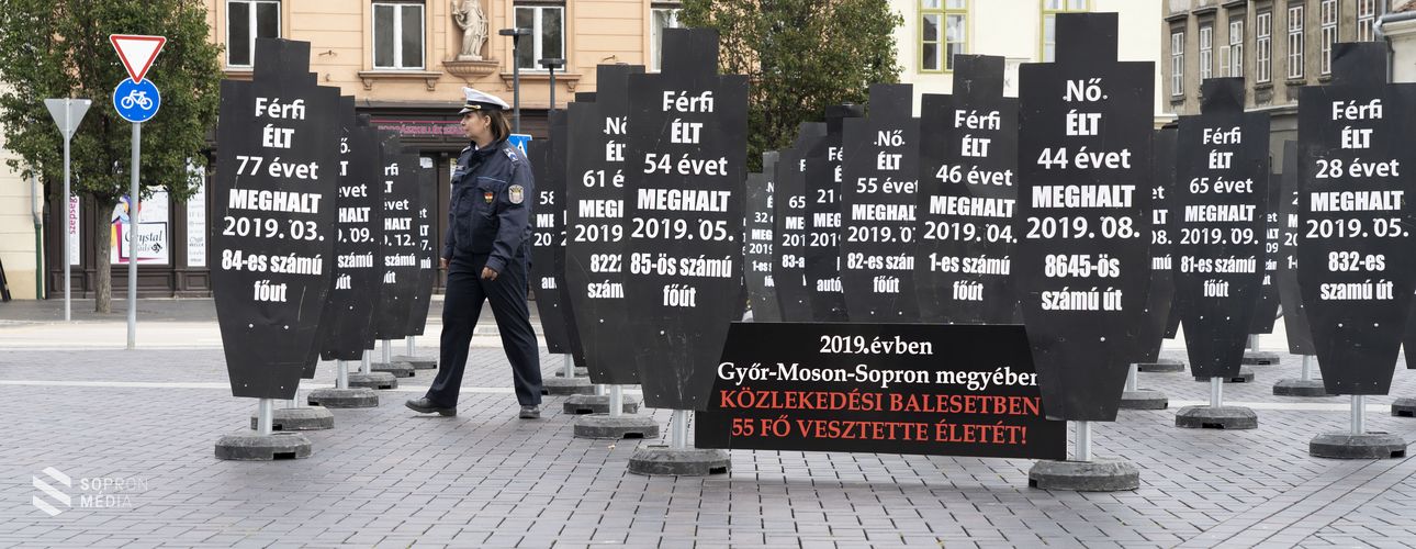 Megrázó installáció a Várkerületen - azokra emlékeznek, akik közlekedési balesetben haltak meg
