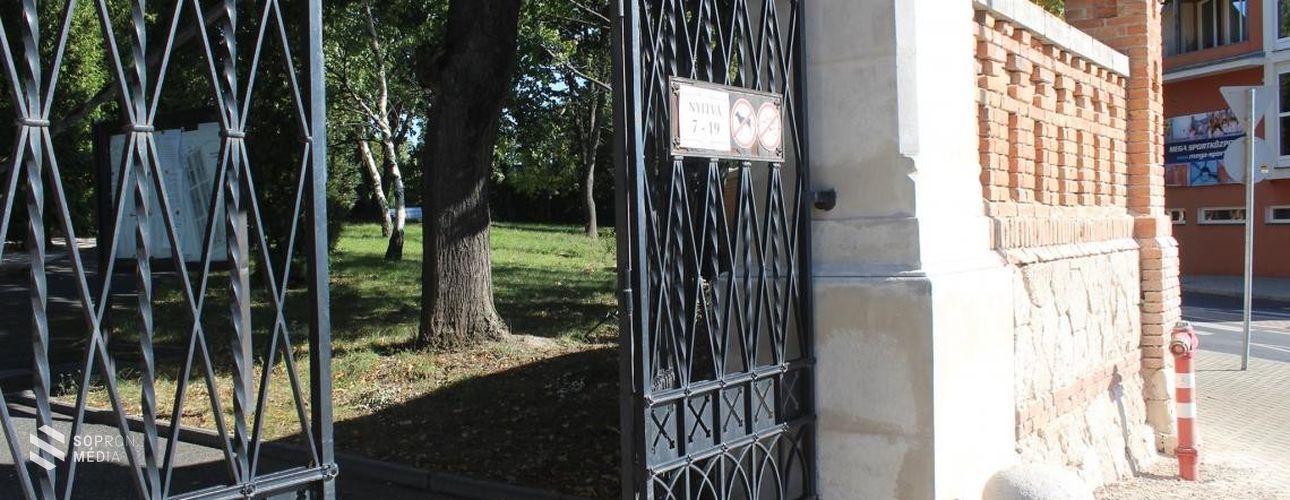 Így lesznek nyitva a soproni temetők a héten
