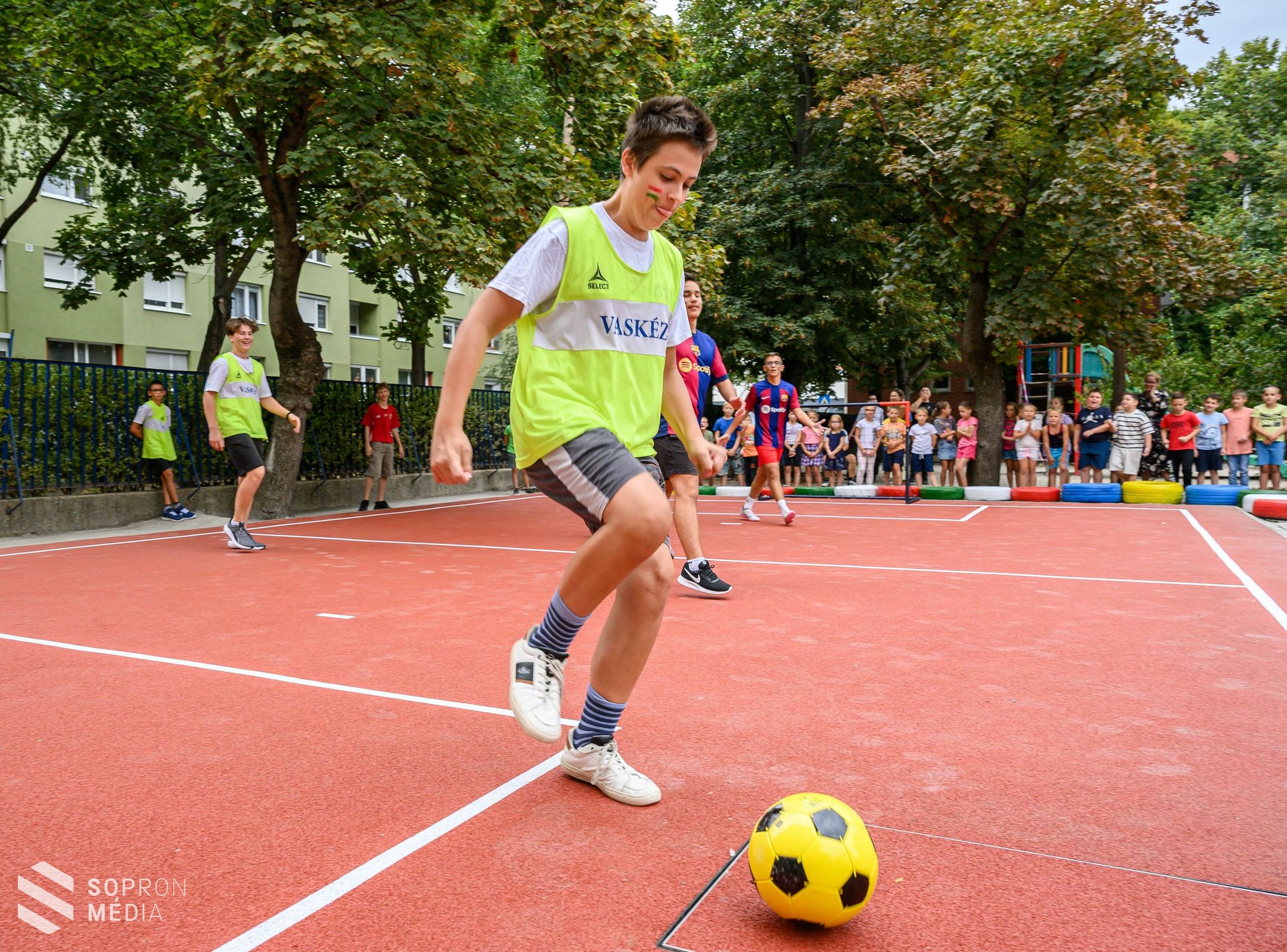 Új sportpályával gazdagodott a Deák Téri Általános Iskola