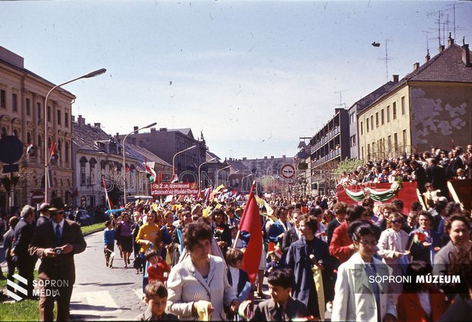 Felvonulók a várkerületi Nagyrondella előtt (Finta Béla, 1973.)
