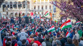 Orbán Viktor Sopronban: a saját nemzeti érdekeinket fogjuk követni, ki fogunk maradni a háborúból!