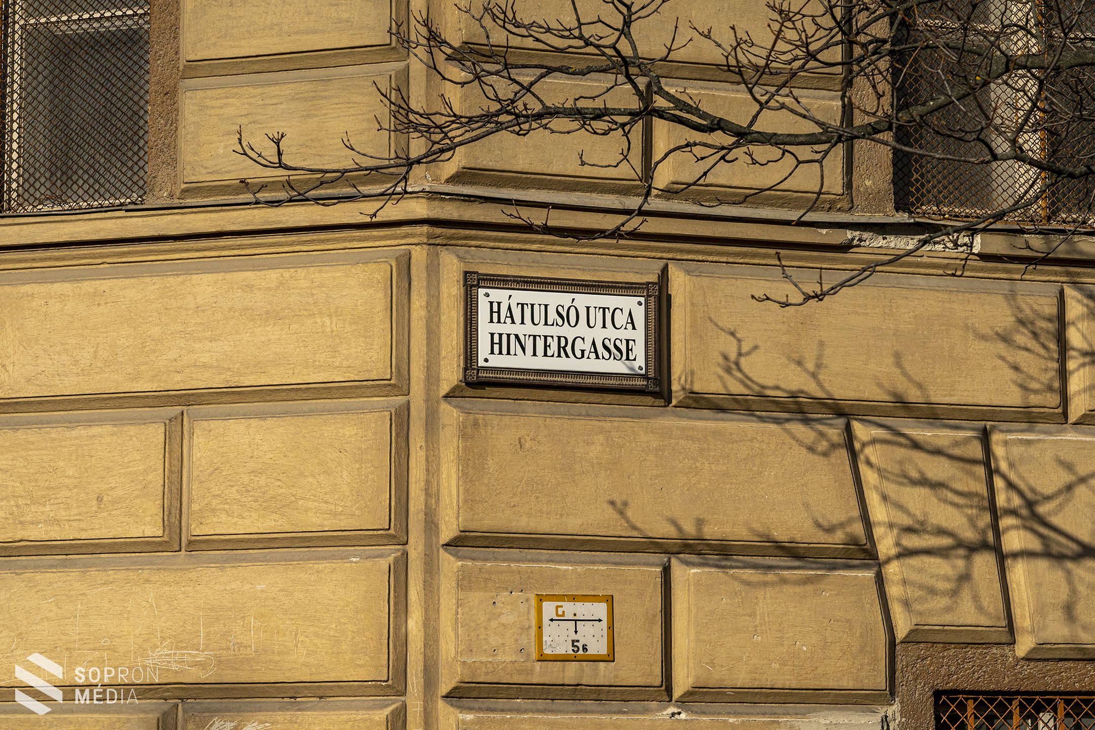 Többnyelvű utcatáblák Sopronban