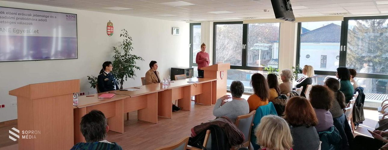 A nők elleni erőszak megszüntetésének világnapja alkalmából tartottak konferenciát a Soproni Rendőrkapitányságon