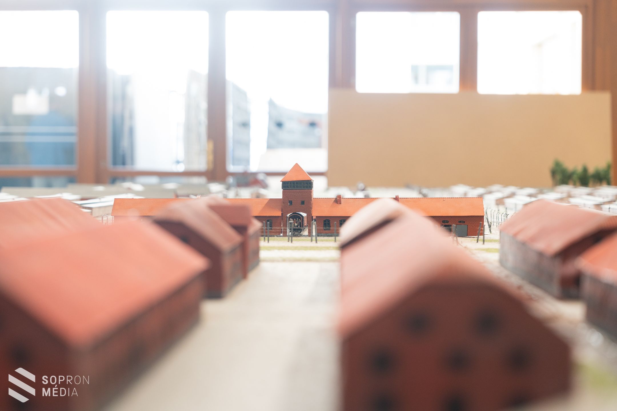 Sopronba érkezett az Auschwitz-i haláltábort bemutató vándorkiállítás