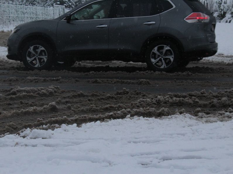 Autósok figyelem! Szombattól havazás, viharos szél és ónos eső is nehezítheti a közlekedést!