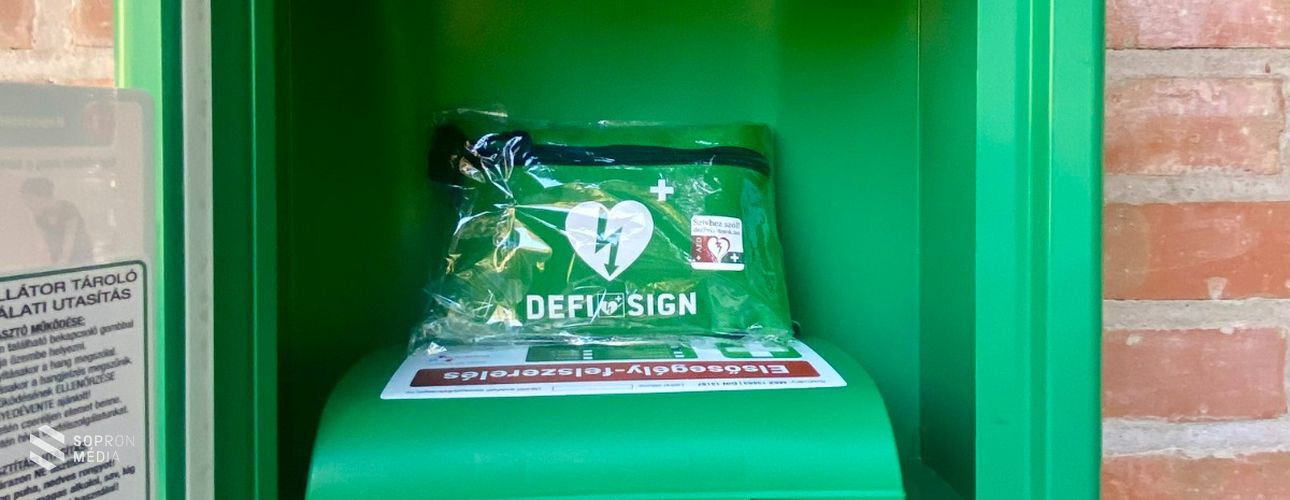 Nyilvános defibrillátort helyezett ki a Soproni Egyetem