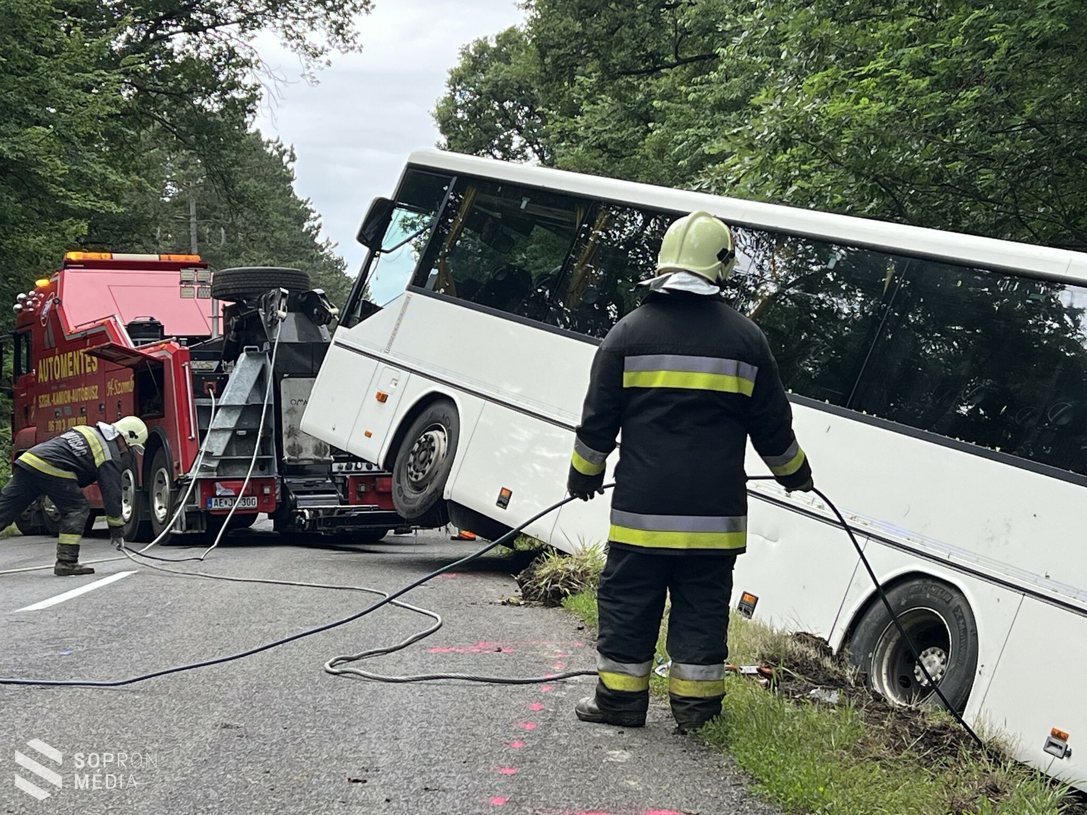 Fertőrákosi diákokat szállító autóbusz borult árokba Kőszegnél!