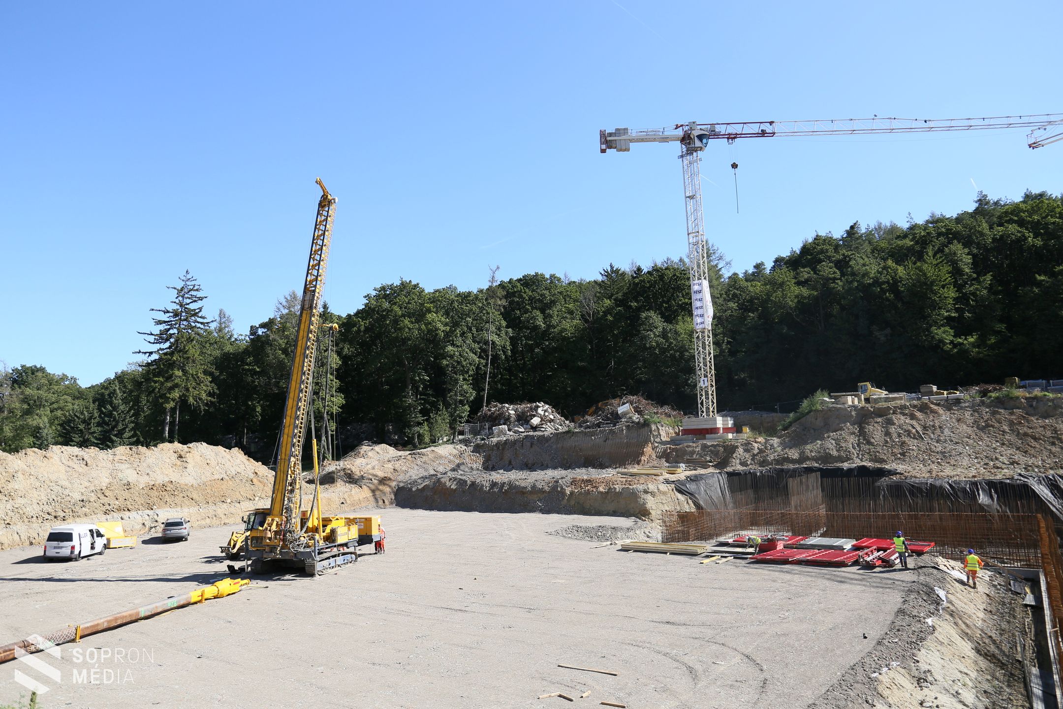 Tervszerűen folyik a kivitelezés az uszoda területén