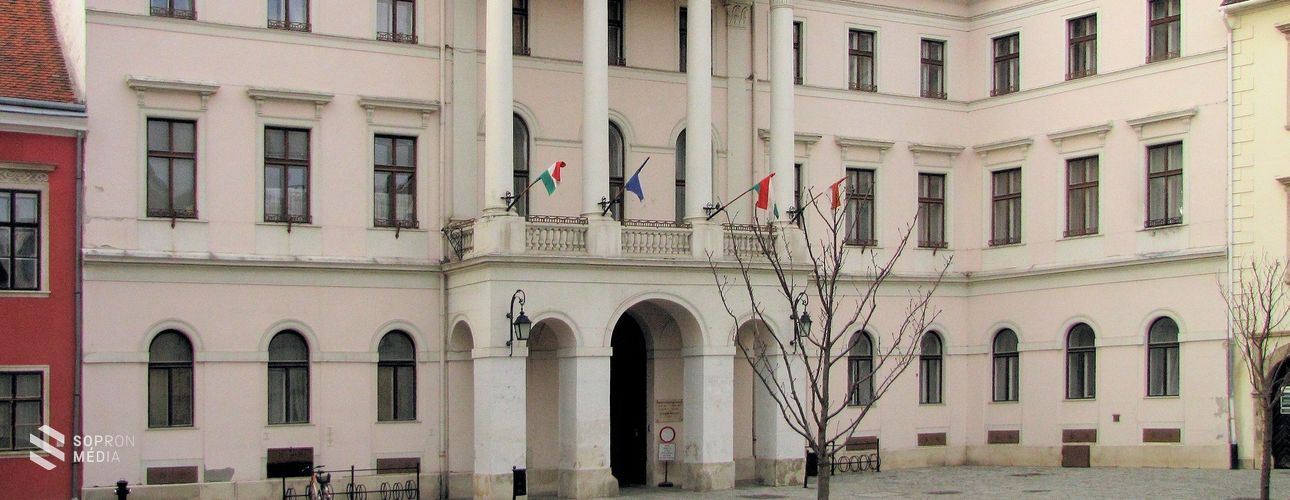 Lezárják a  Fő tér 5. szám alatti átjárót