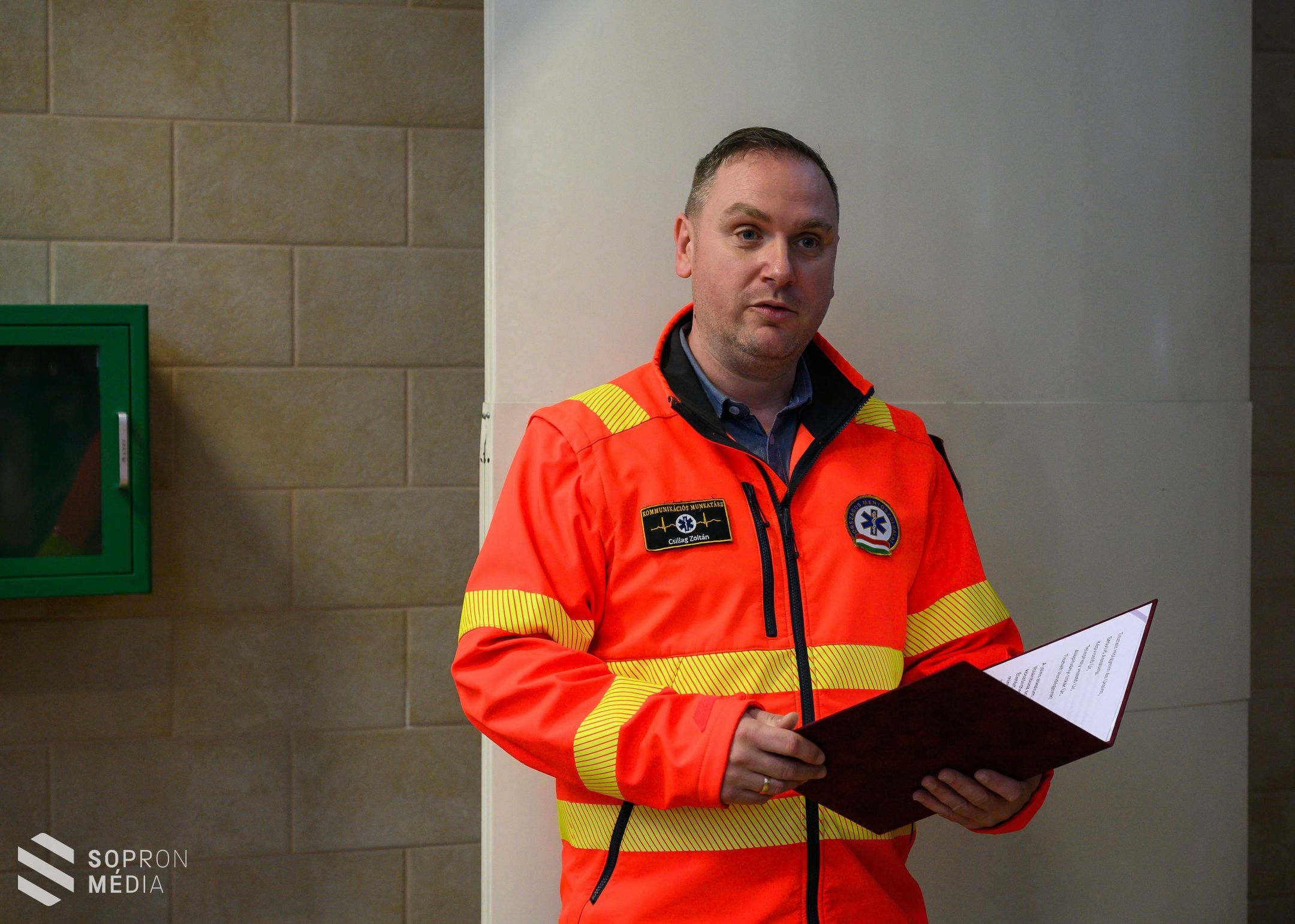 Új defibrillátorral gazdagodott a soproni autóbuszállomás!