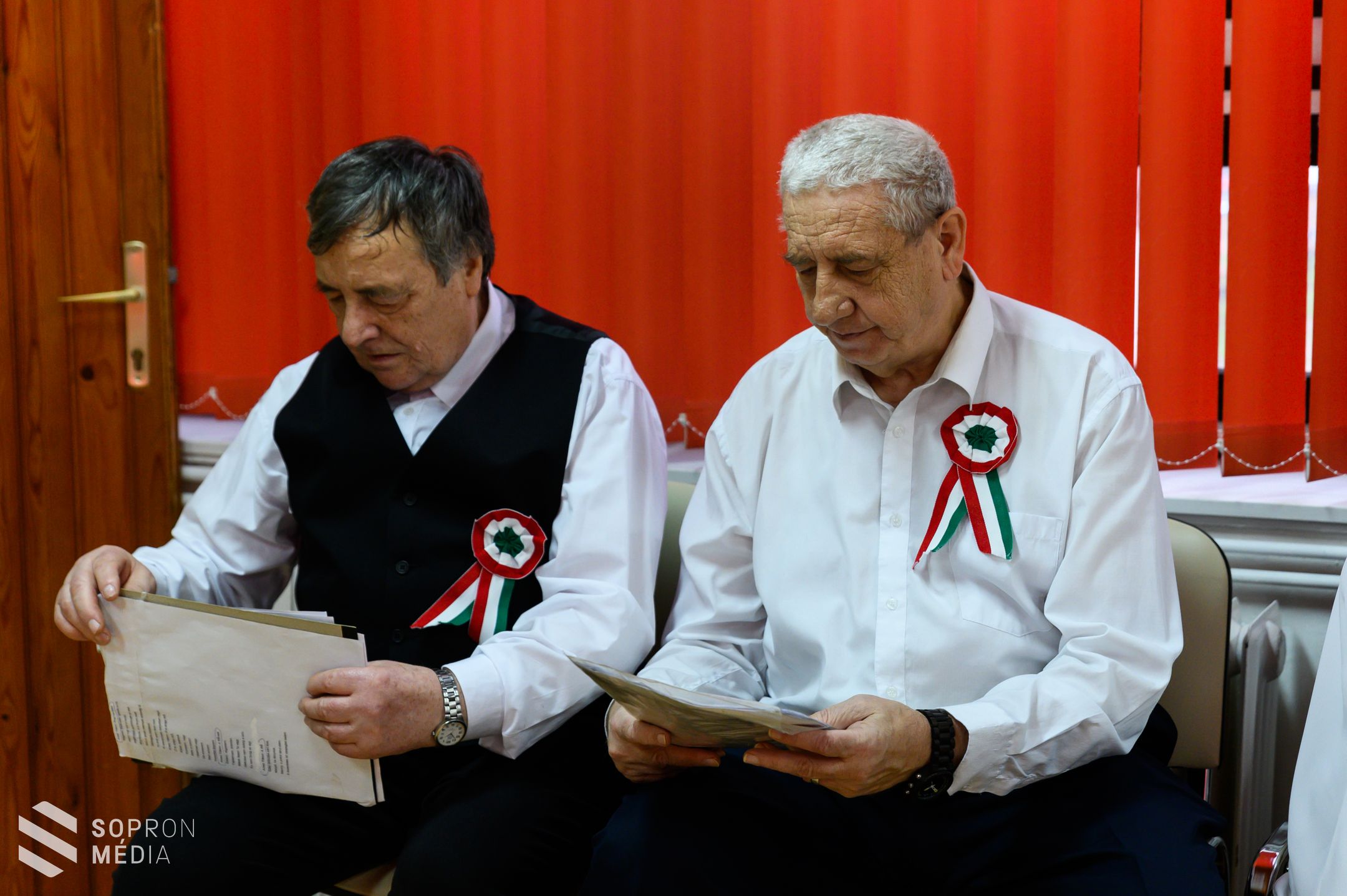 Megemlékezés- a Lővér Nyugdíjas Klub tagjai ünnepi műsorral tisztelegtek a hősök előtt