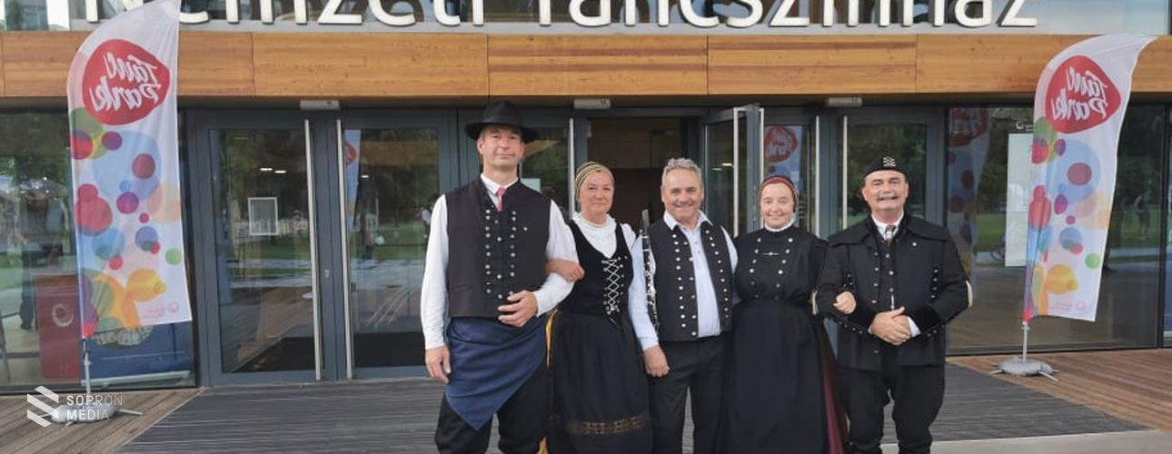 A soproni Testvériség Néptáncegyüttes szólistái a Nemzeti Táncszínházban