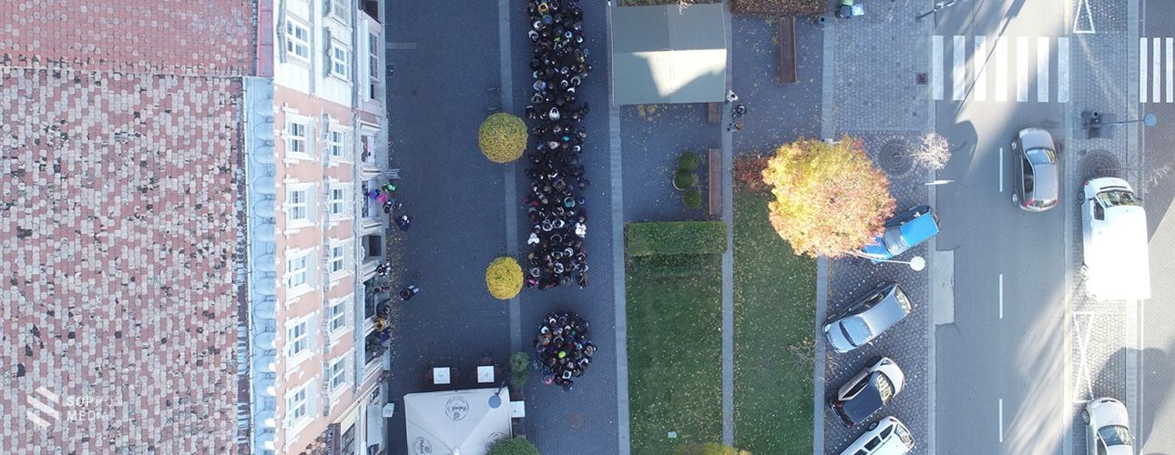 Flashmob az erőszak ellen – közel 150 ember alkotott élő felkiáltójelet