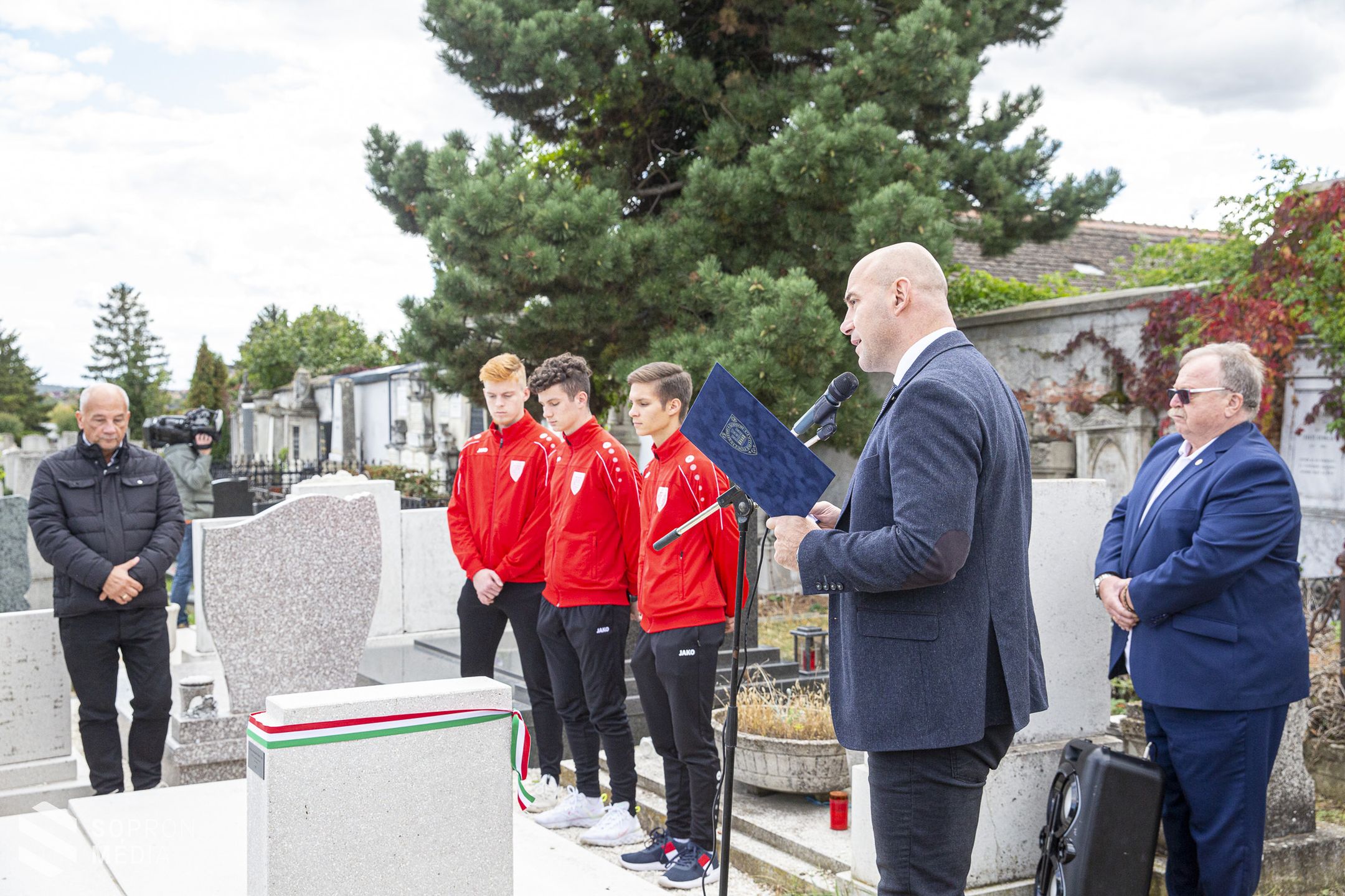 Felújították az egykori labdarúgó sírhelyét Sopronban