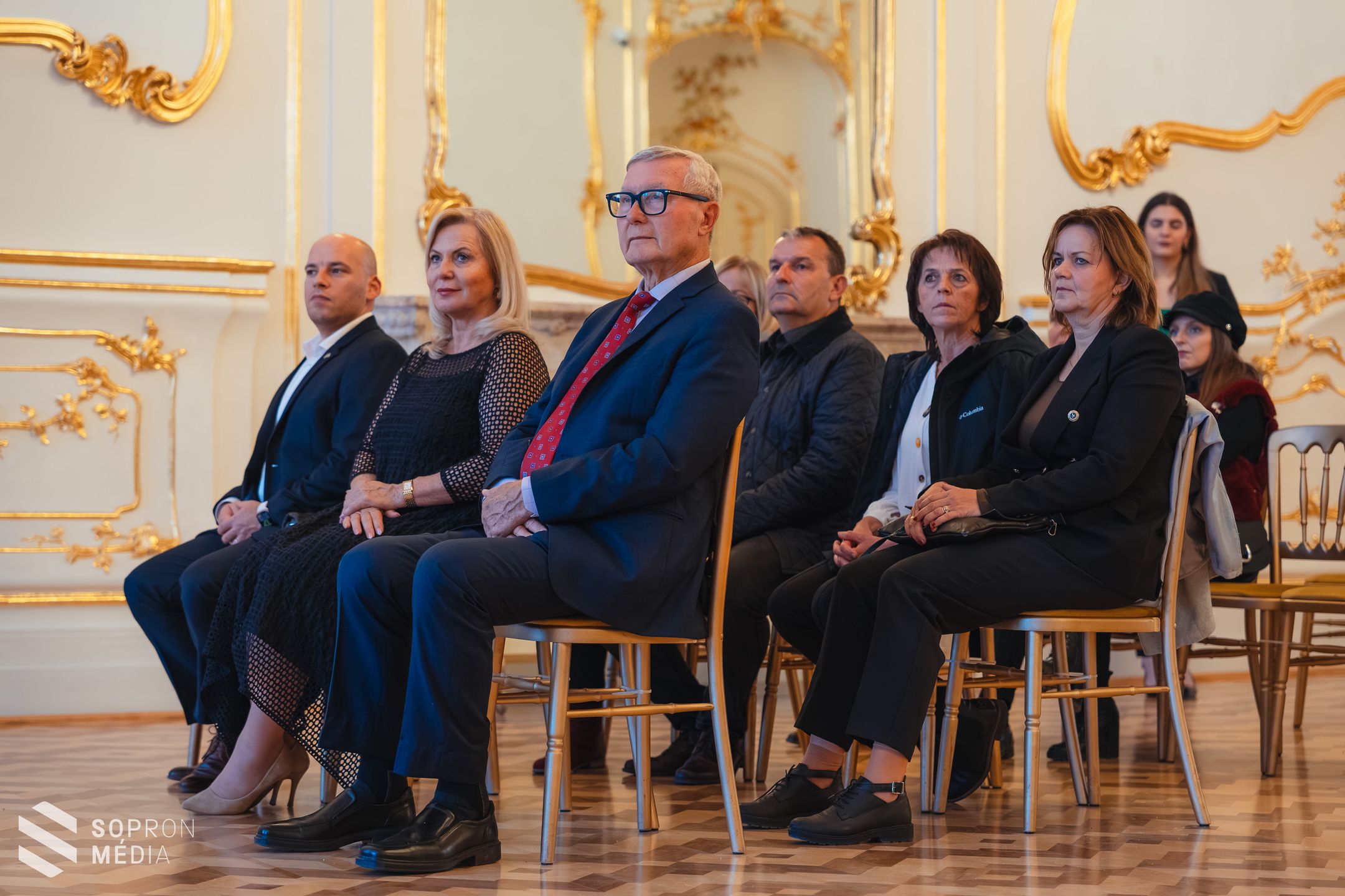 Fénybe borult az Esterházy-kastély parkja – fénykiállítást nyitottak az udvarban