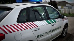 Több mint ezer doboz cigarettát rejtett a bolgár sofőr csomagtartója