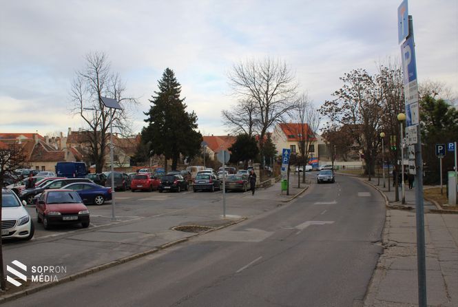 Jelenleg is parkolóként funkciónál a terület