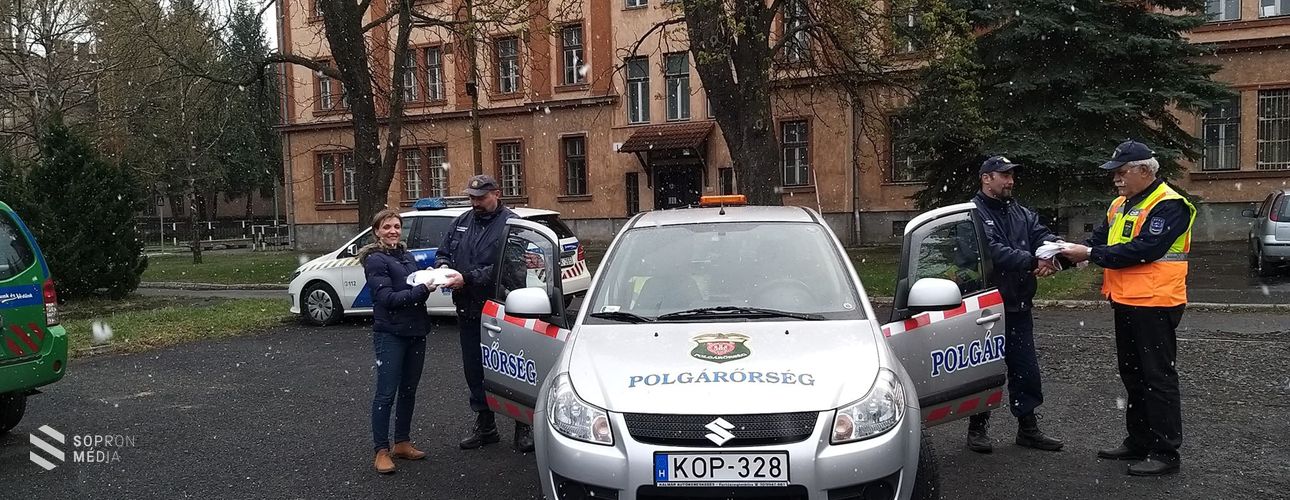 Szájmaszkokat kaptak a polgárőrök a Sopron Lady Lions Club-tól