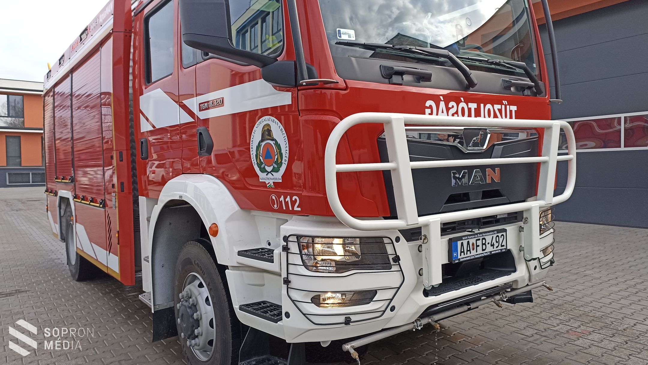 Új tűzoltóautó állt szolgálatba Sopronban