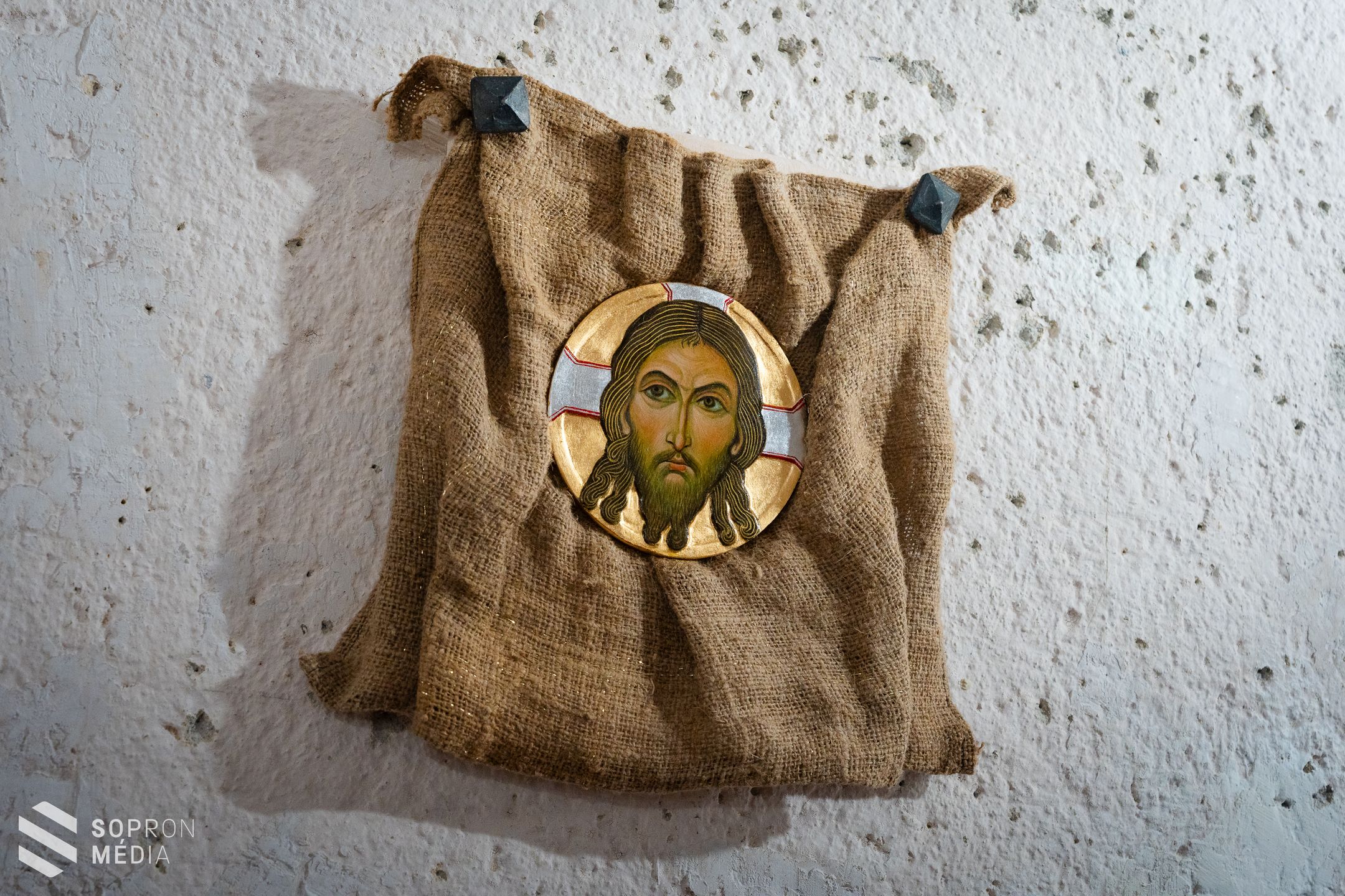 Kortárs alkotásokon jelenik meg Krisztus arca a Torony Galériában
