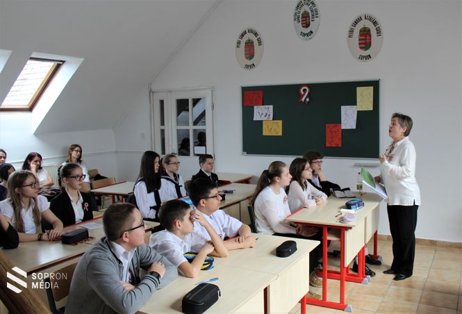 Igrecz Katalin jelenleg tanít és könyv­­tárpedagógus a Halász utcai Pe­­tő­­fi Sándor általános iskolában. 