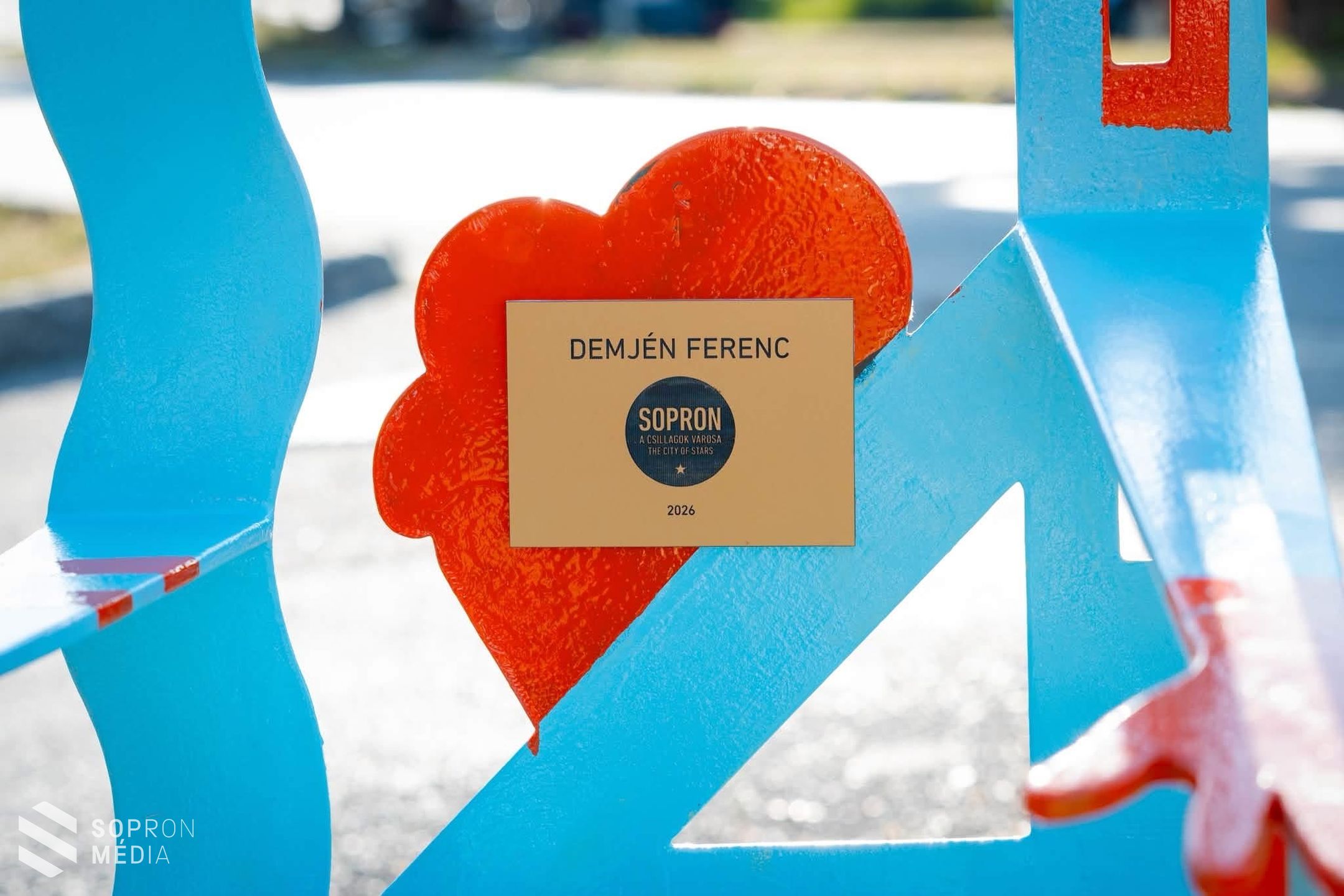 Szoborszéket kapott fellepése előtt Demjén Ferenc Sopronban