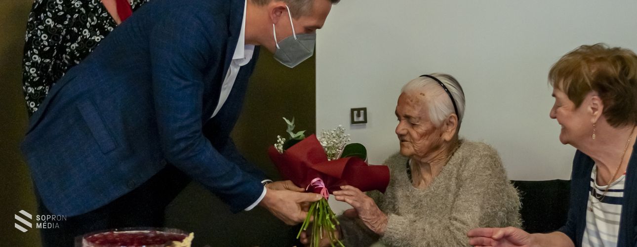 A százéves Menyhárt Istvánnét köszöntötték