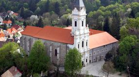 Egy épület tele rejtelmekkel: a bánfalvi pálos-karmelita kolostor fordulatos története