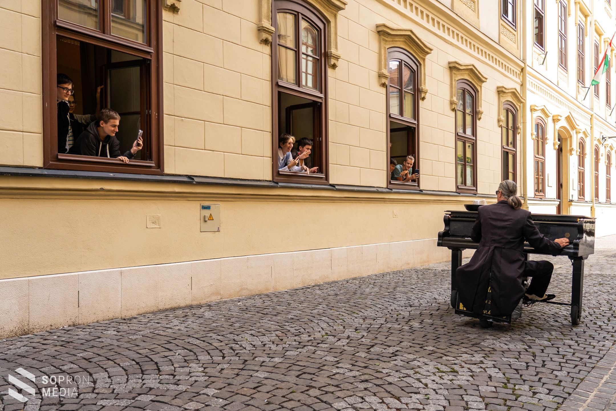 Speciális hangszer a város utcáin