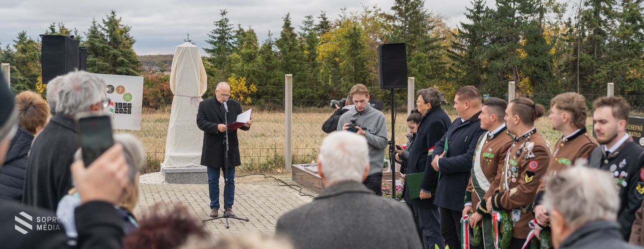 Obeliszket avattak a kópházi temetőben az 1956-os forradalom hőseinek tiszteletére