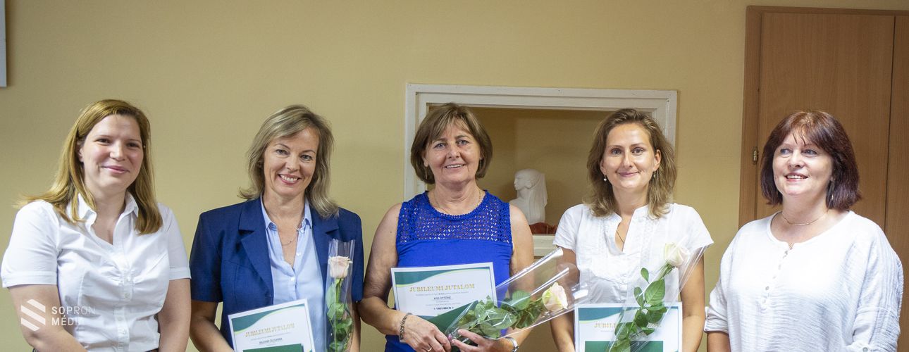 Jubiláló dolgozókat köszöntöttek a Soproni Szociális Intézményben