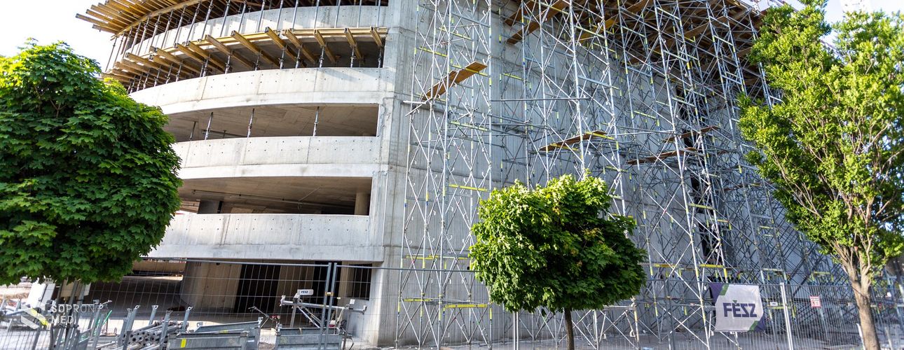 Hamarosan eléri a legmagasabb pontját az Árpád utcai parkolóház