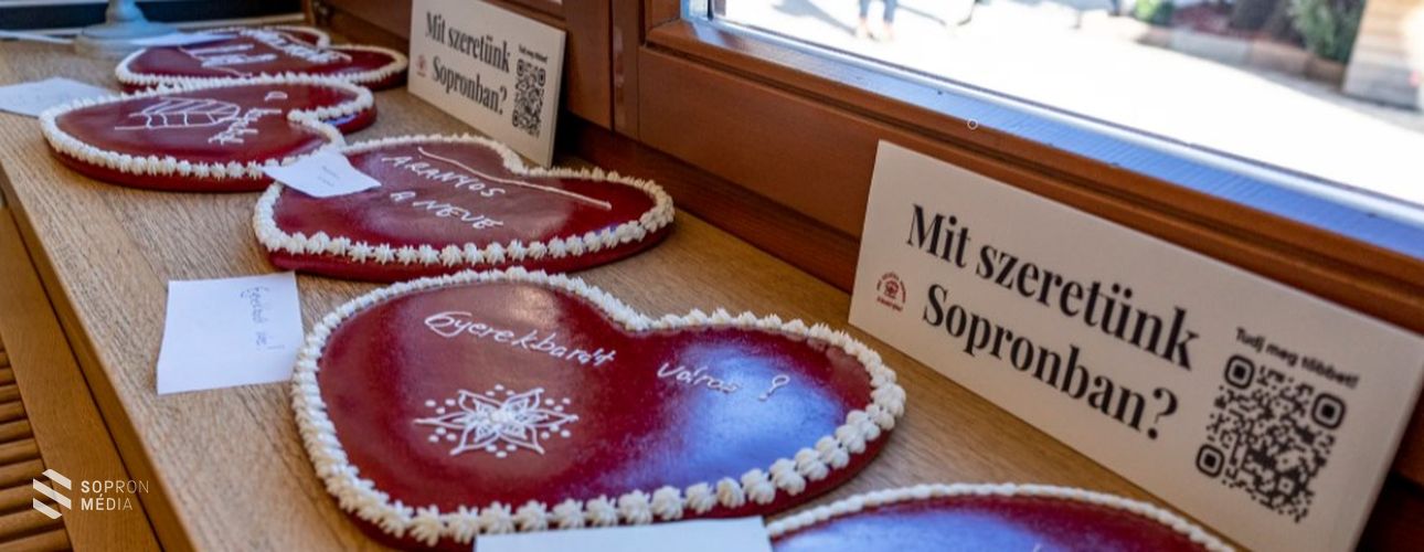 Mézeskalács szívek kerültek az ablakokba városszerte