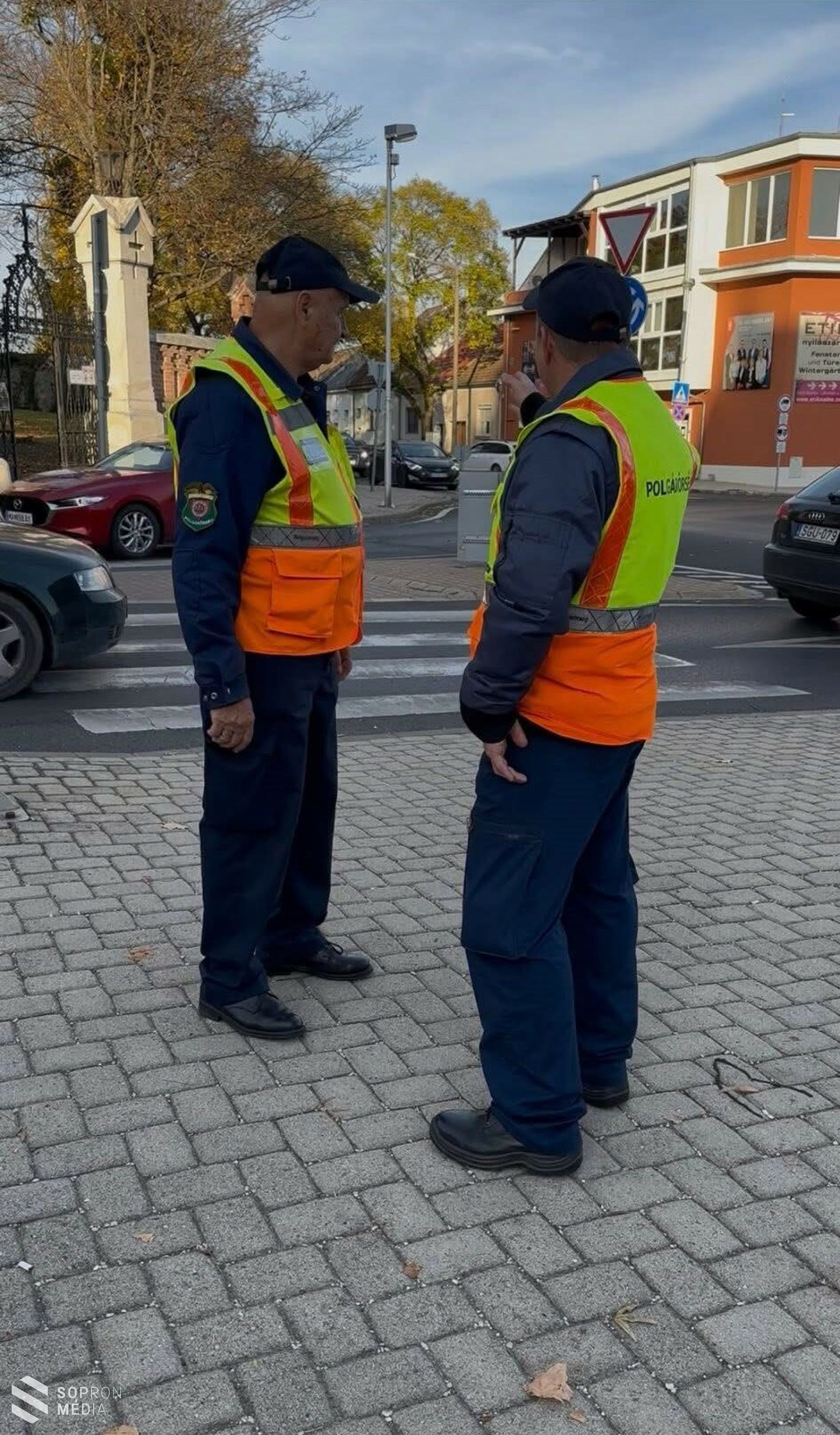 Rendőrök és polgárőrök segítik a forgalmat a Szent Mihály temetőnél az emlékezés napjaiban