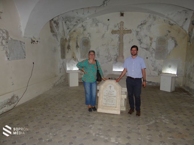 Veress Ferenc és Silvija Lucevnjak a našicei Krisztus mennybemenetele kápolna kriptájában 
