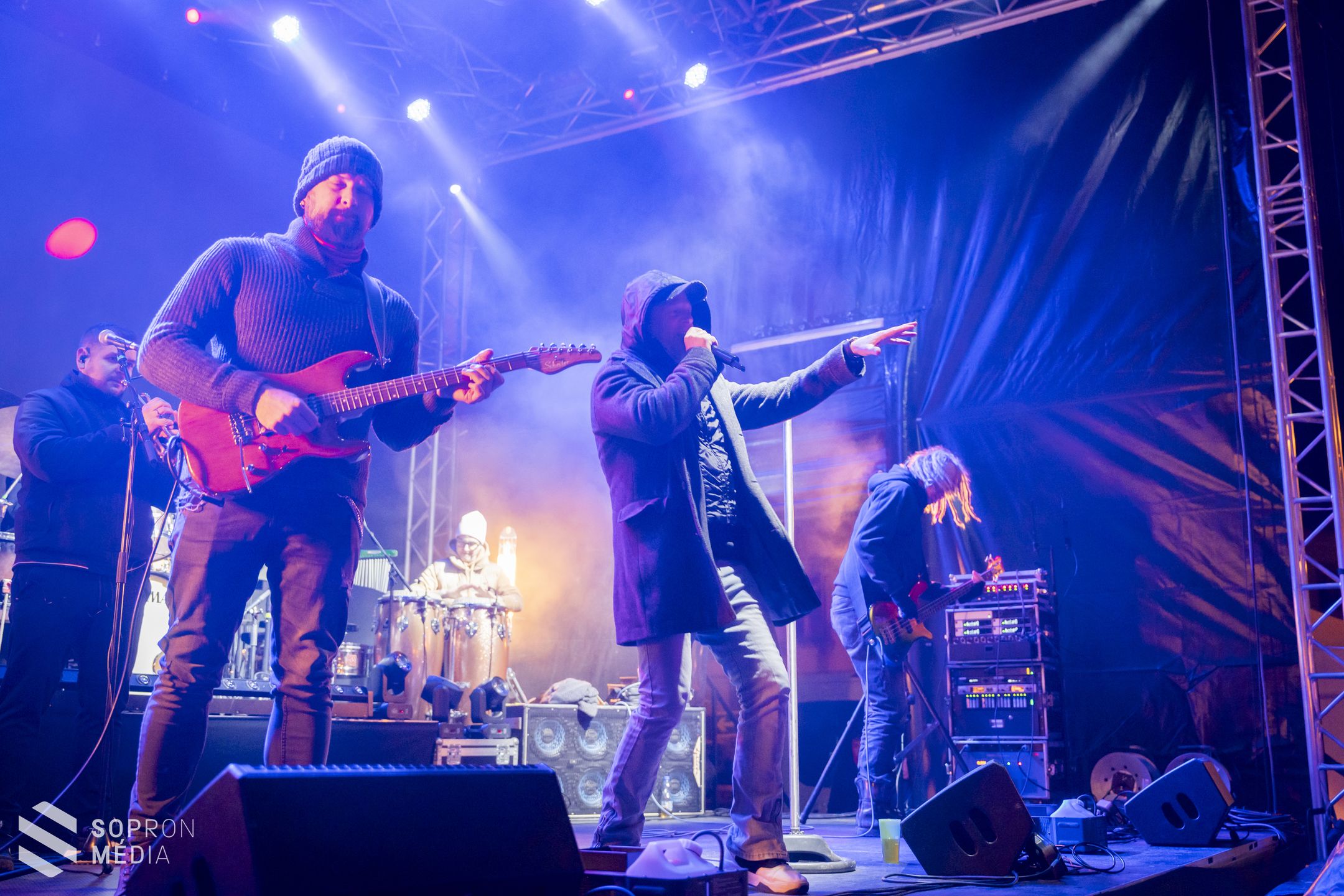 Fergeteges utcabállal búcsúztatták az óvévet Sopronban