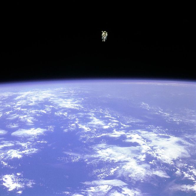 Ezen a legendássá vált 1984-es fotón Bruce McCandless látható, amint nitrogén hajtotta kísérleti manőverező rakétahátizsákjával közel 100 m-re eltávolodott a Challenger űrrepülőgéptől. Az űrsétákat végrehajtók általában biztonságos köldökzsinórral kapcsolódnak az űrjárművükhöz. 