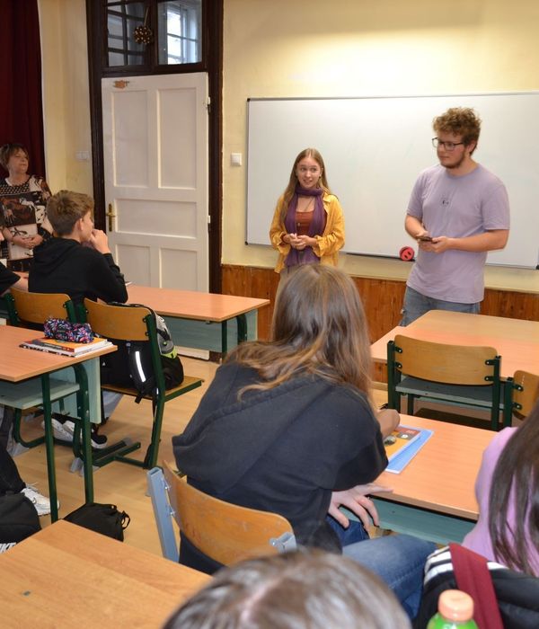Rendhagyó toborzó a magyar dráma napján