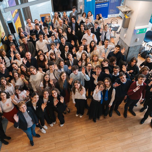 A VIII. Estöri középdöntője