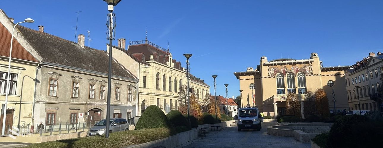 Helyükre kerülnek az ünnepváró fényfüzérek