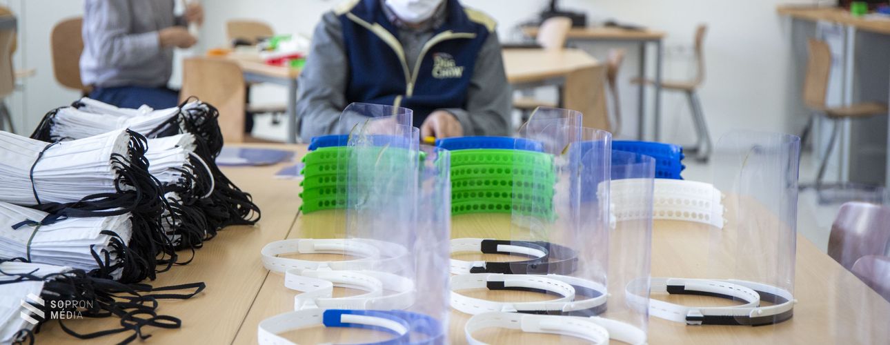 Arcvédő pajzsokat kaptak az idősotthonok 