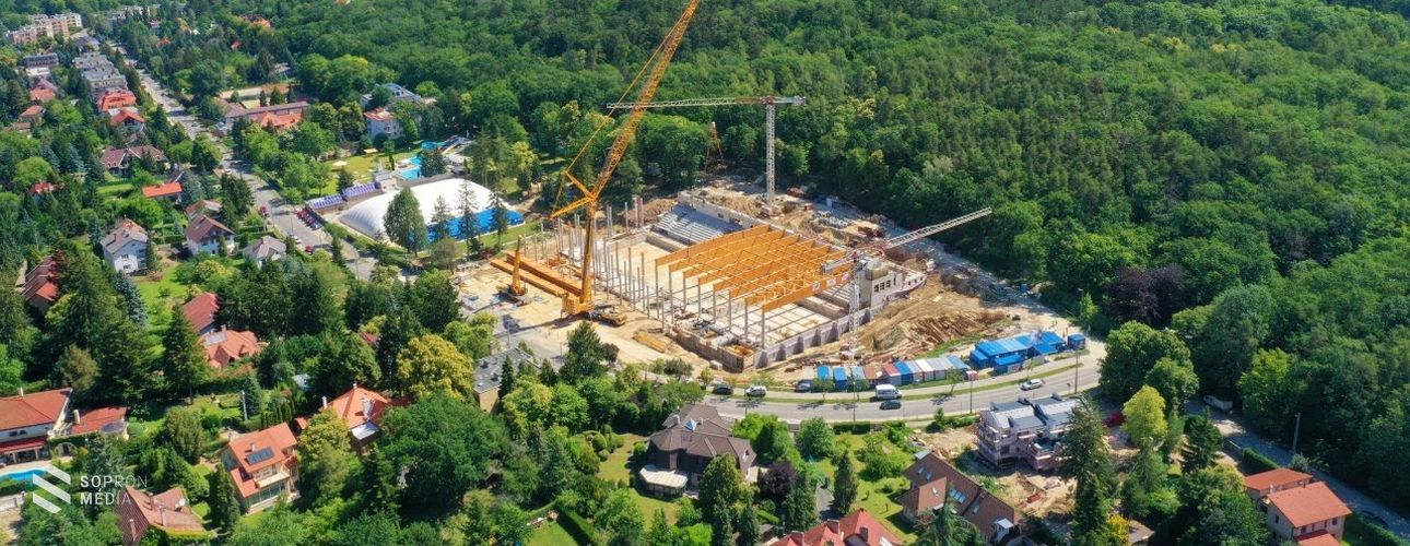 Így kerülnek a helyükre a hatalmas főtartó gerendák Sopron új uszodájában - Videóval