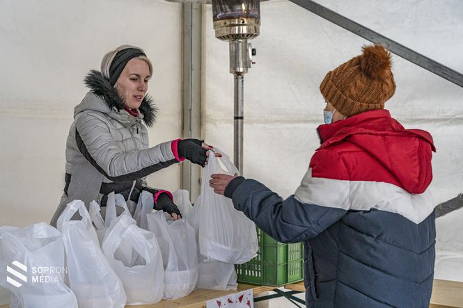 Rengeteg felajánlás érkezett, így naponta közel 150 adag ételt tudnak átadni a rászorulók számára. 