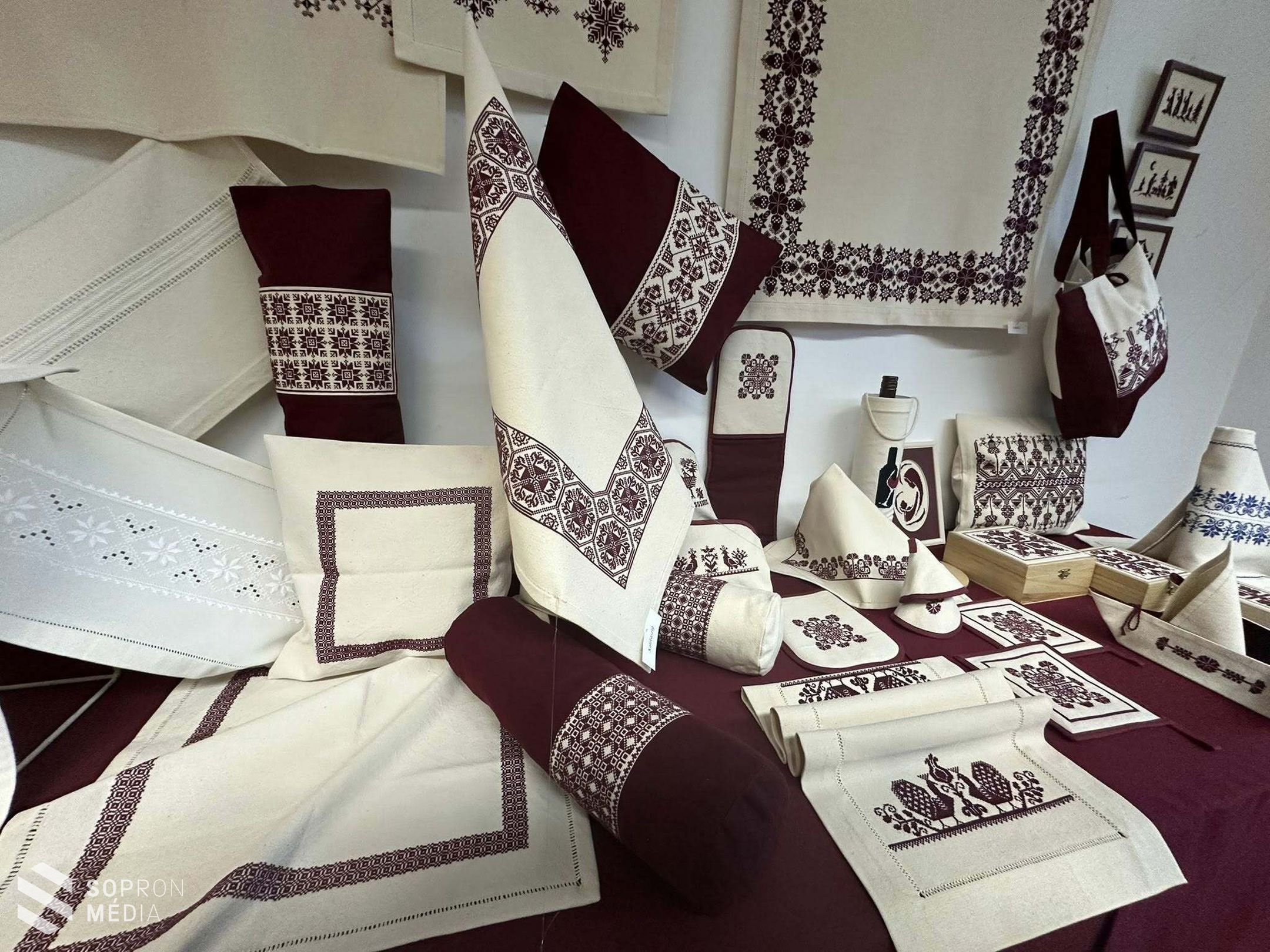 Hagyomány és alkotás: megnyílt Sebőkné Fekete Mária hímzéskiállítása Sopronban