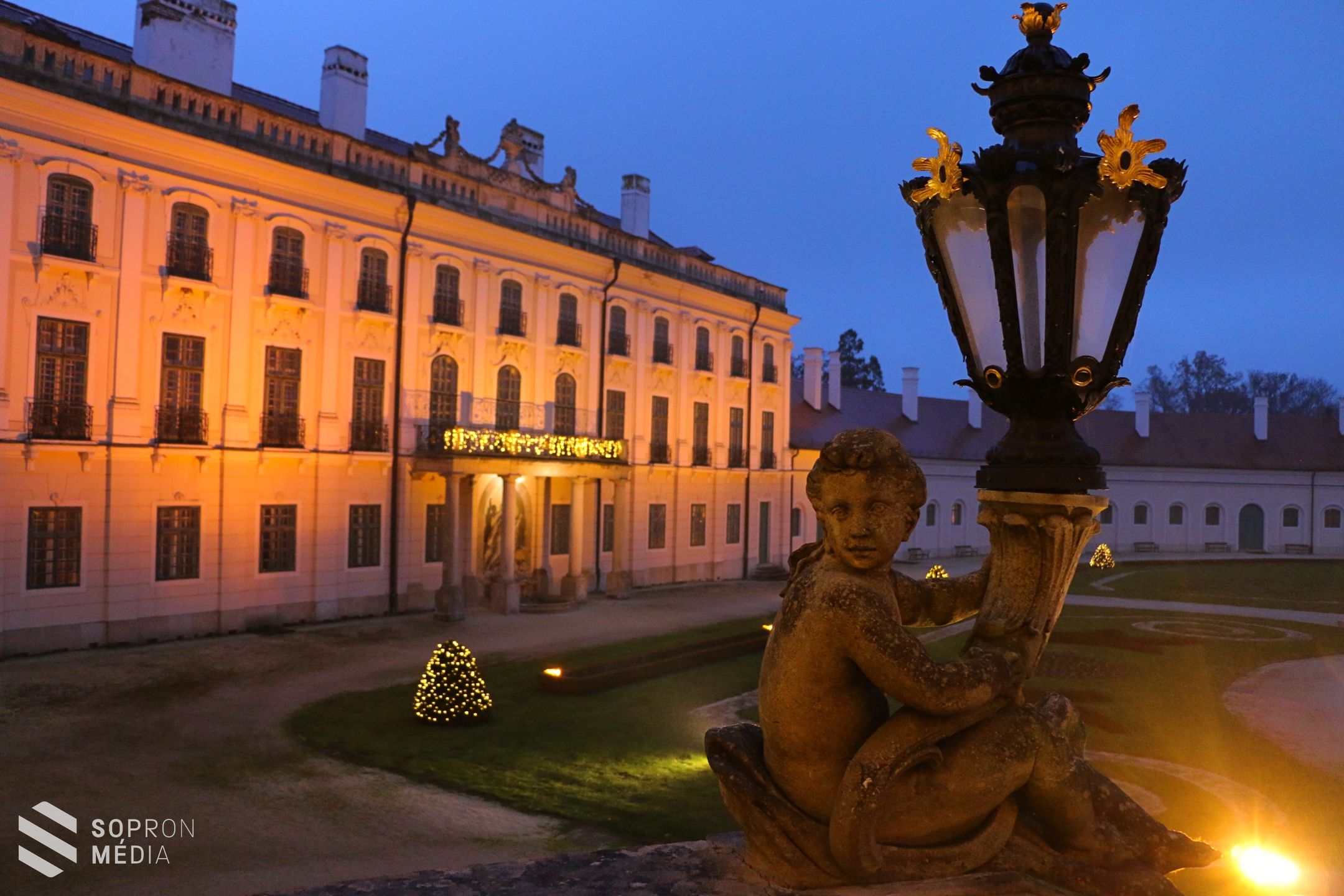 Ünnepi fényáradatban a fertődi Esterházy-kastély