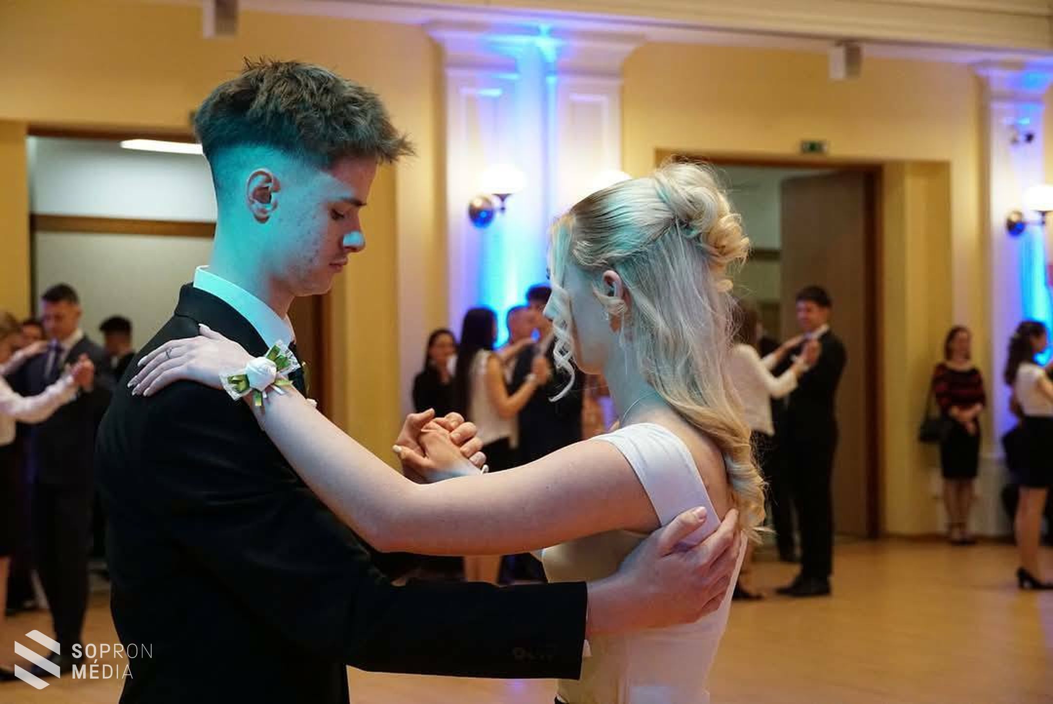 A fiatalok egyik legszebb középiskolás élménye a koszorúcska