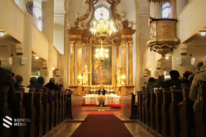 Ünnepi istentiszteletet a soproni evangélikus templomban 