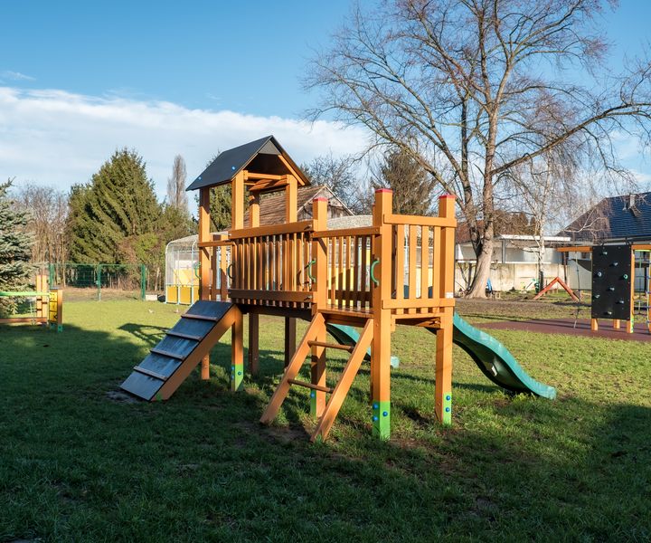 ÓVODAUDVAR BŐVÍTÉSE A PETŐHÁZI KINCSESKERT ÓVODÁBAN